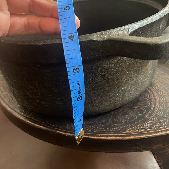 Cast Iron Dutch Oven - Black seasoned and ready for use or display. EUC - Picture 4 of 8